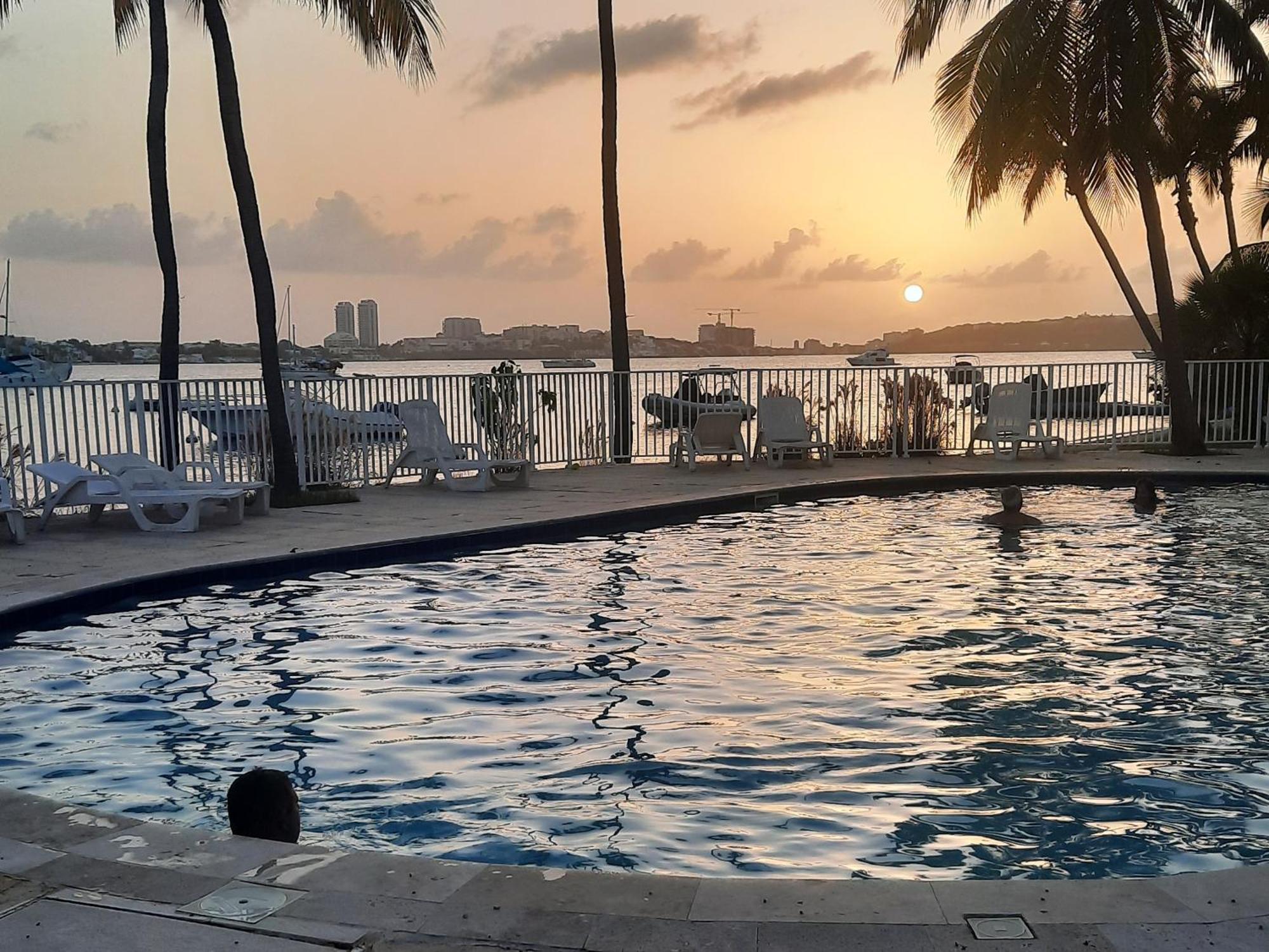Avec Piscine Et Vue Lagon