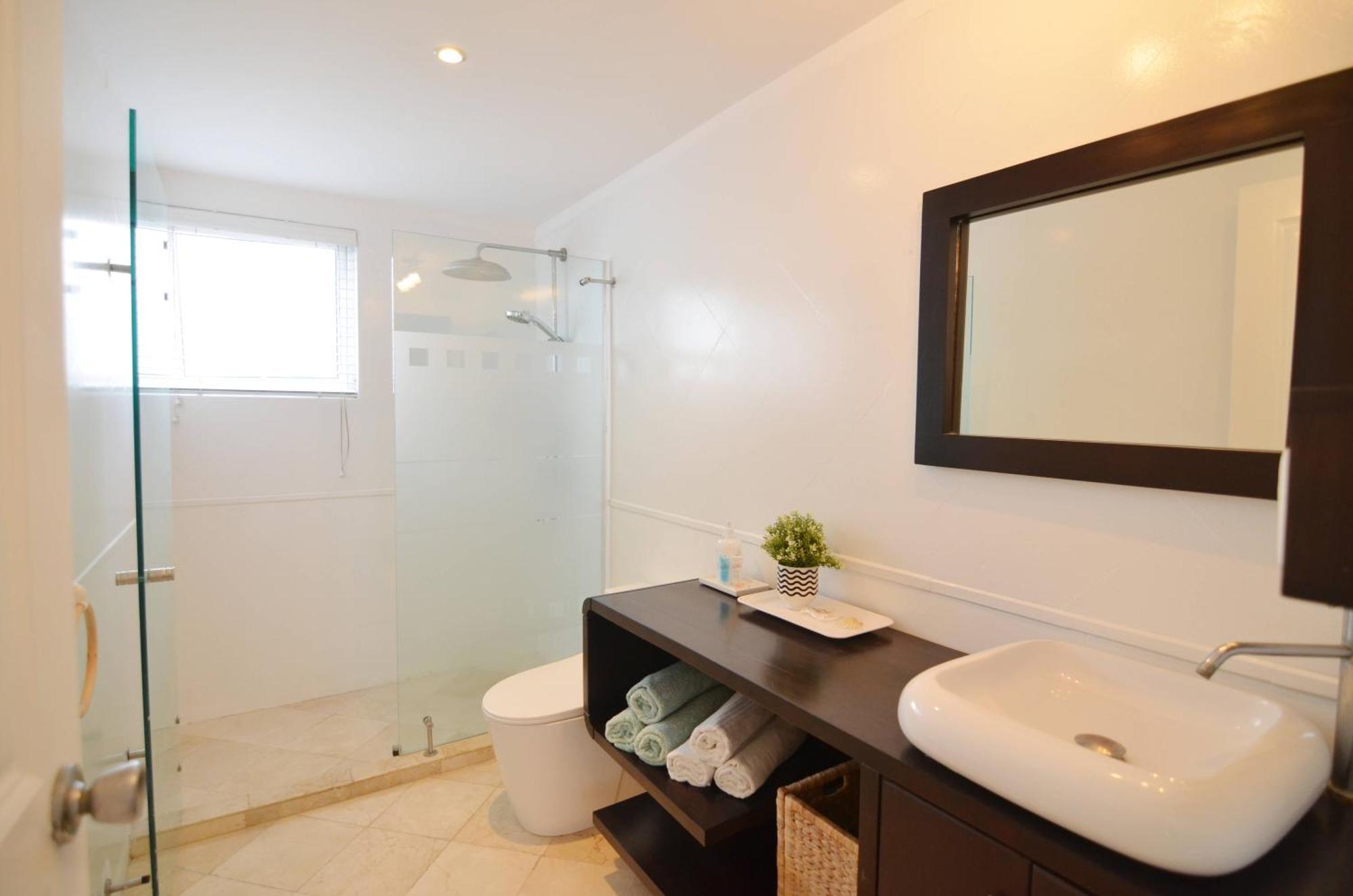 & Larimar Villa *