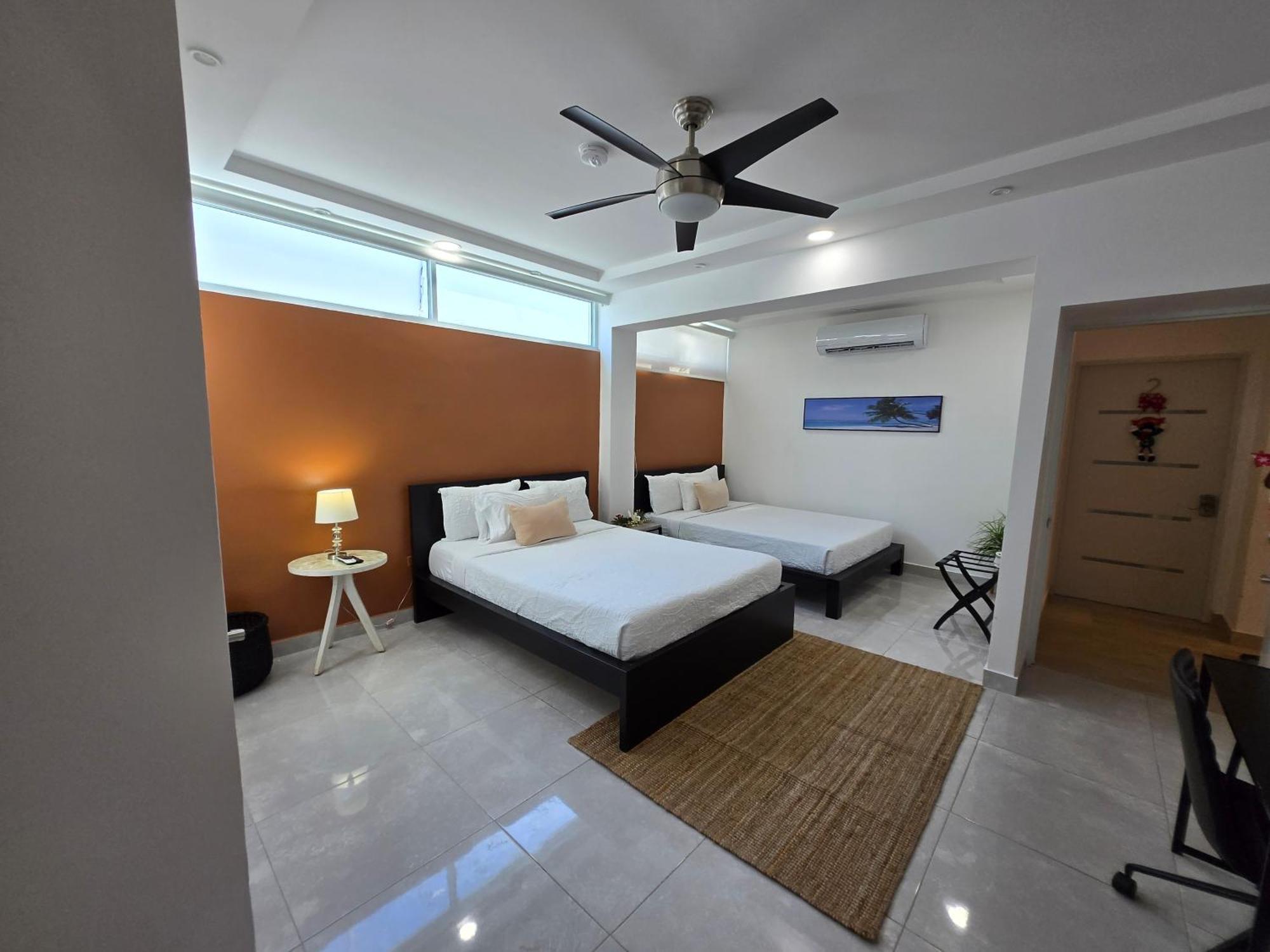 Guest house Elegant And With Desk