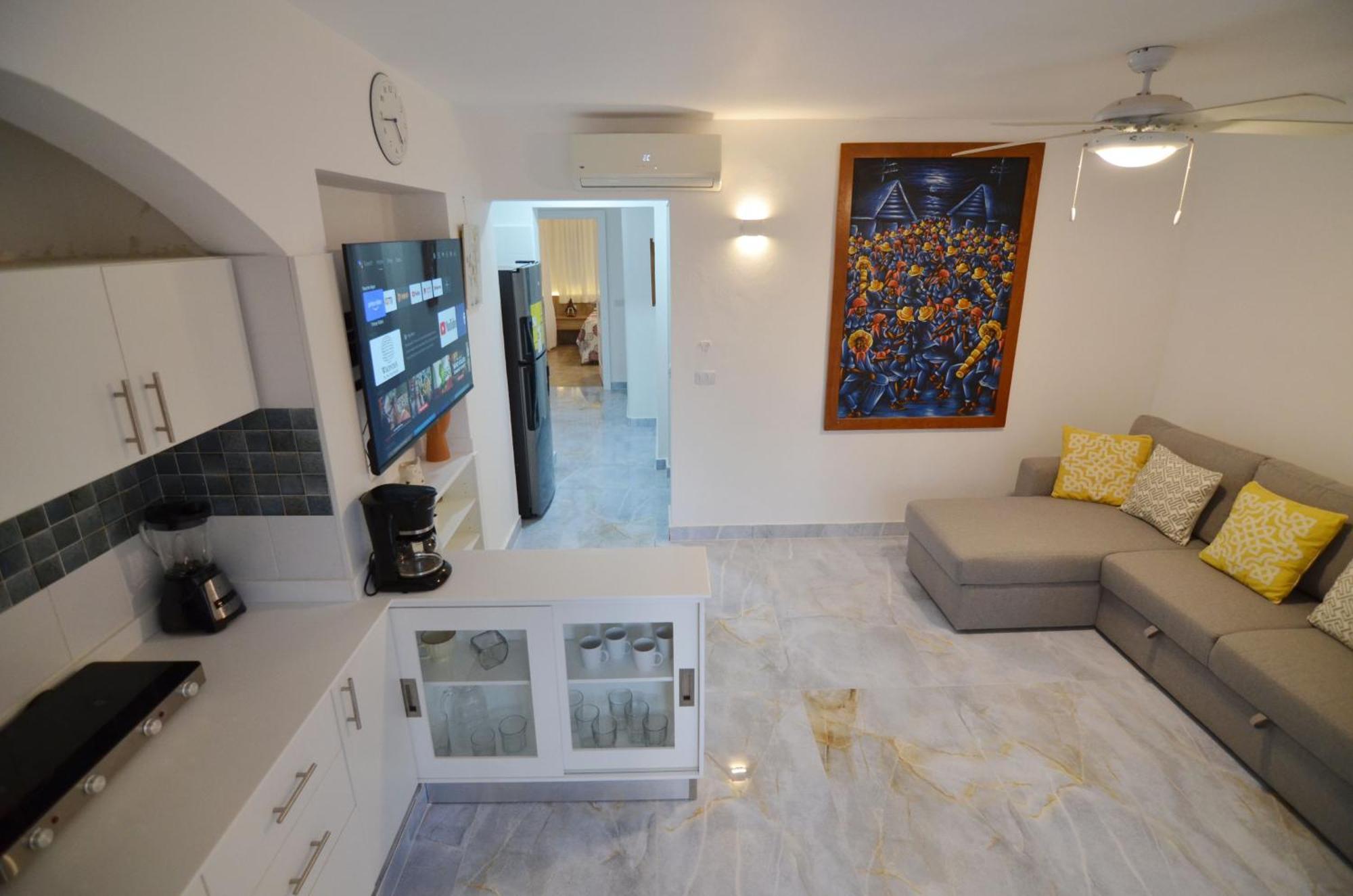 Villa & Larimar *