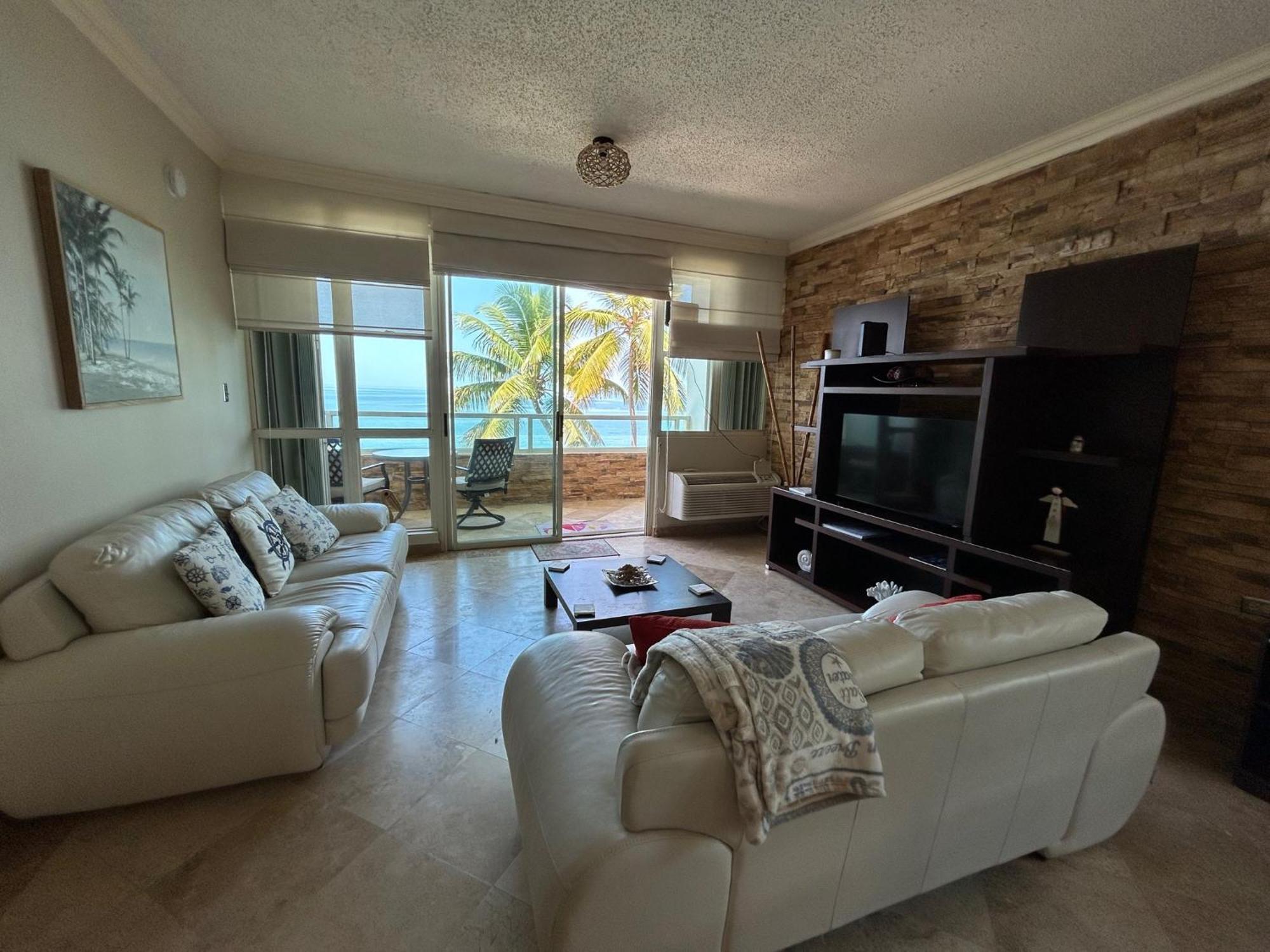 Beachfront 5th Floor At Pelican Reef Apartment