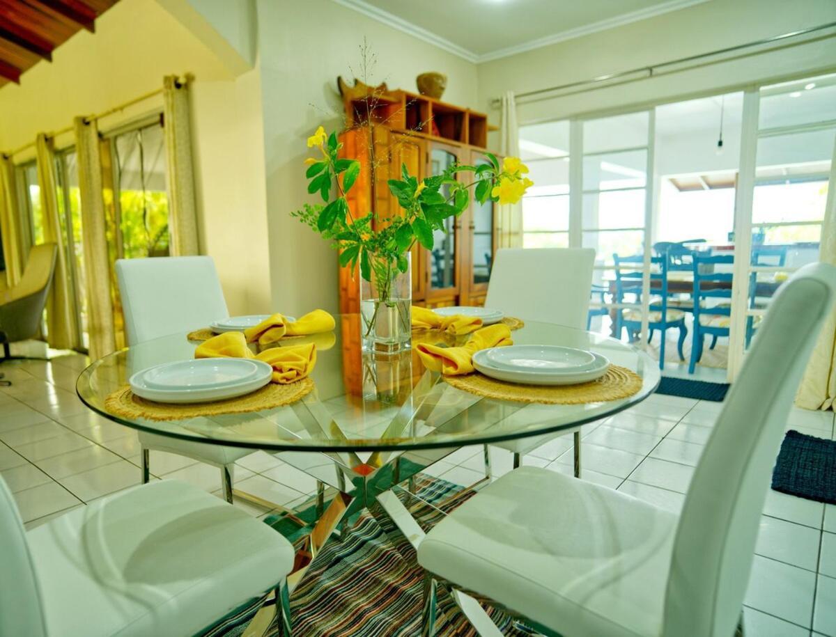 Almarlene House, Spacious Sea View, Large Pool, Patios, Cot, Cook Casa de férias