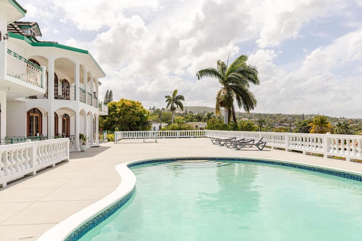 Grand - 9-bedroom Luxury Retreat With Olympic Sized Pool * Montego Bay