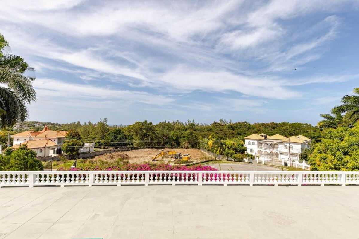 Grand - 9-bedroom Luxury Retreat With Olympic Sized Pool Villa *