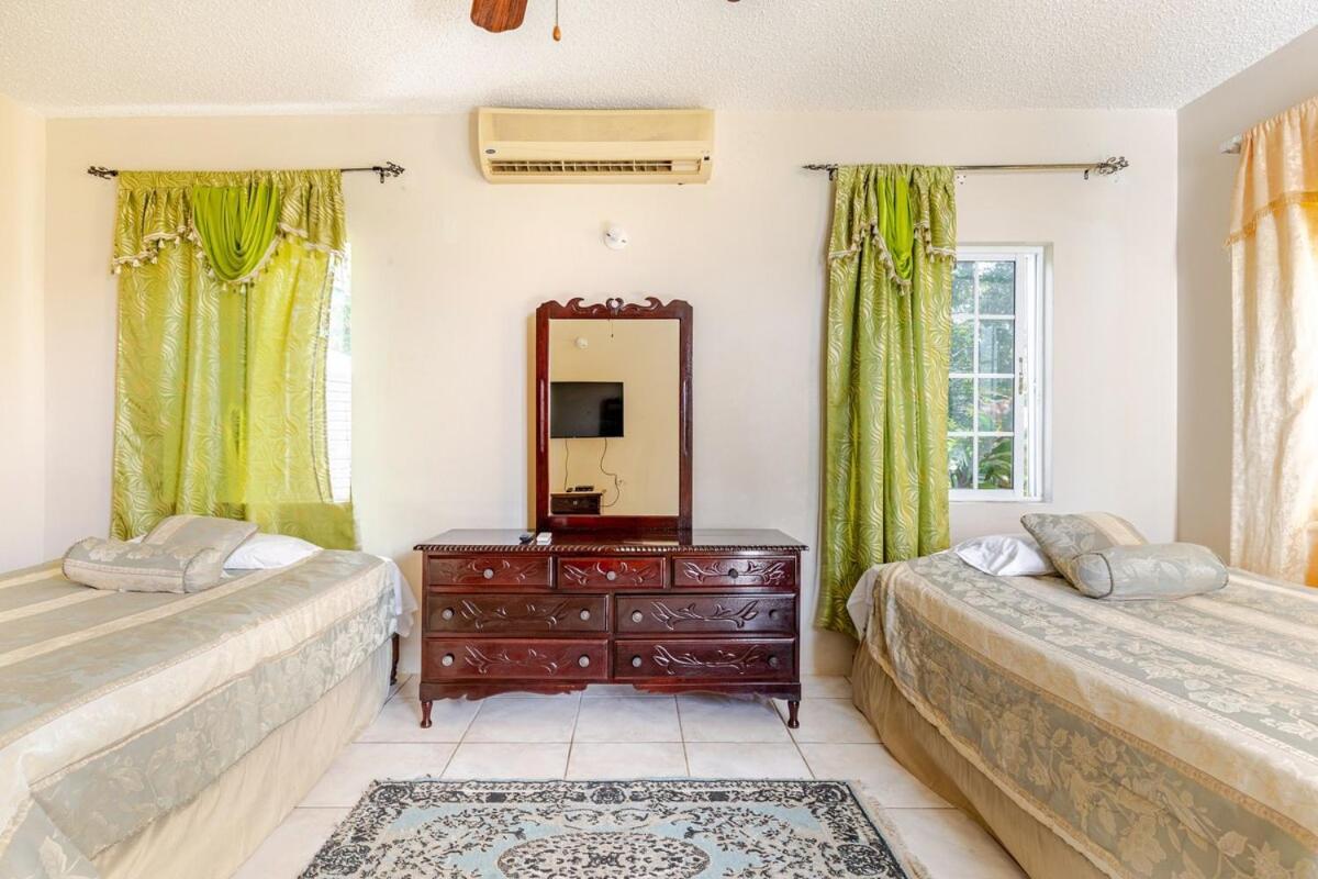 Villa Grand - 9-bedroom Luxury Retreat With Olympic Sized Pool