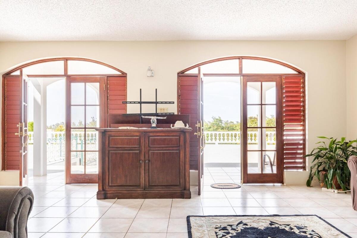 Grand - 9-bedroom Luxury Retreat With Olympic Sized Pool Villa *
