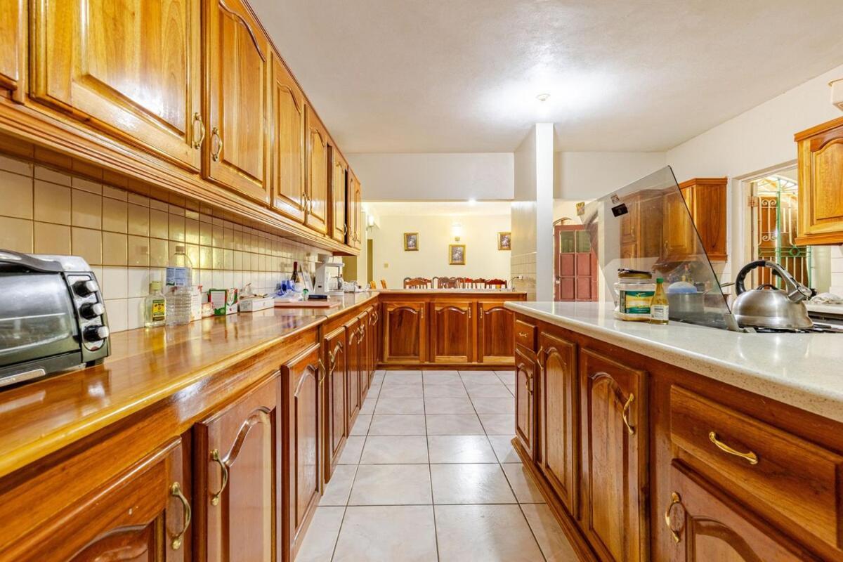 Grand - 9-bedroom Luxury Retreat With Olympic Sized Pool Villa Montego Bay