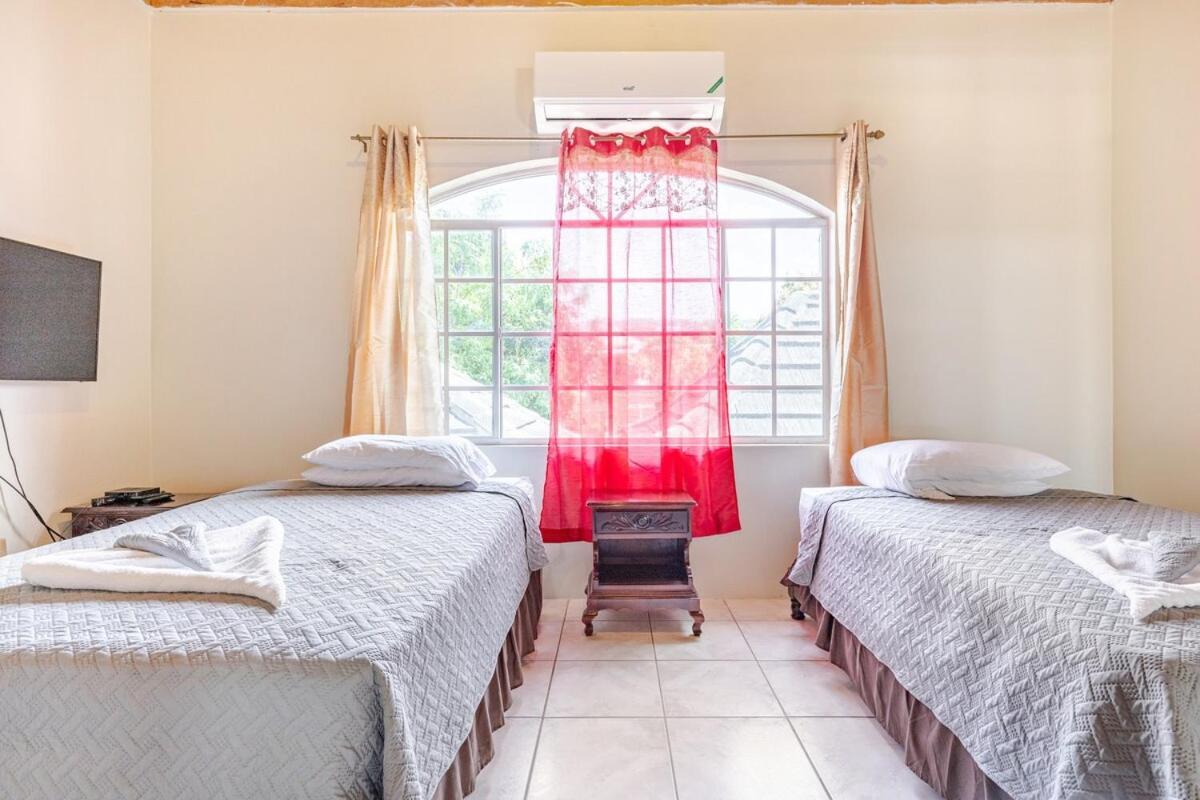Grand - 9-bedroom Luxury Retreat With Olympic Sized Pool Villa *