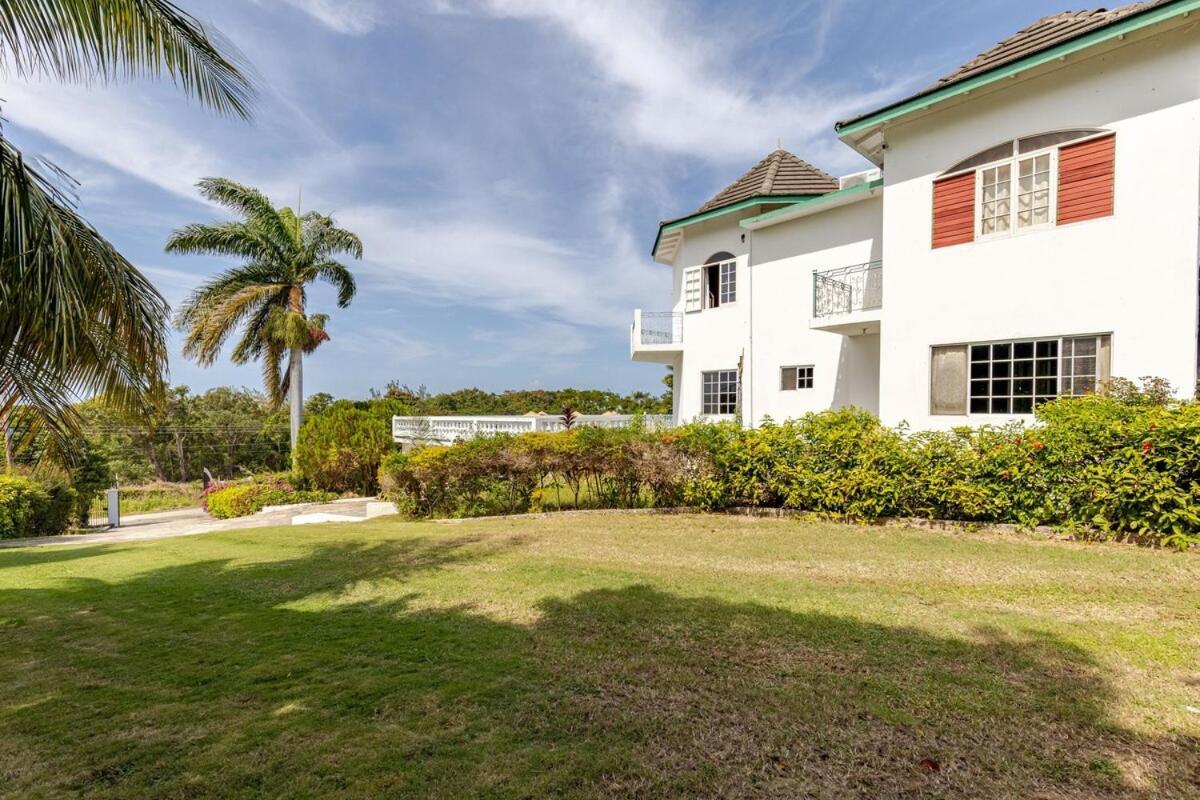 Villa Grand - 9-bedroom Luxury Retreat With Olympic Sized Pool