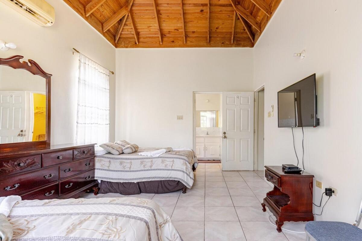 Grand - 9-bedroom Luxury Retreat With Olympic Sized Pool Villa *