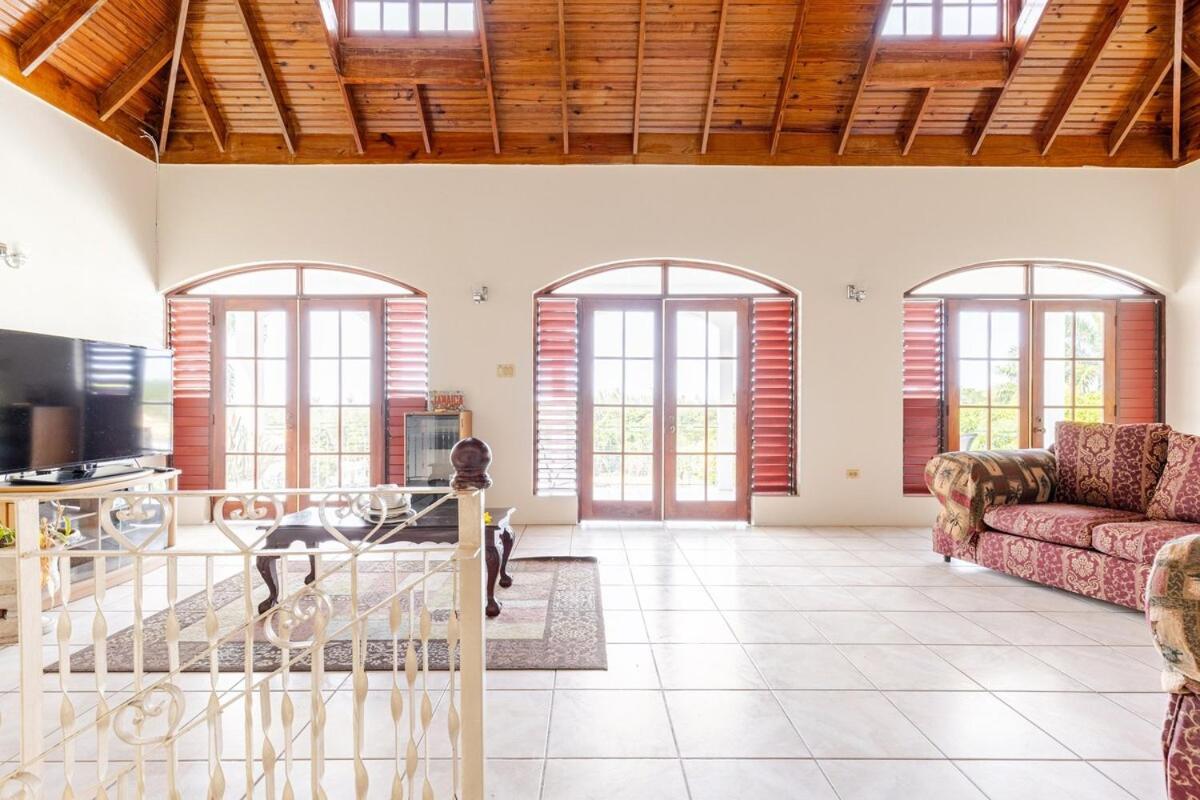 Grand - 9-bedroom Luxury Retreat With Olympic Sized Pool Villa