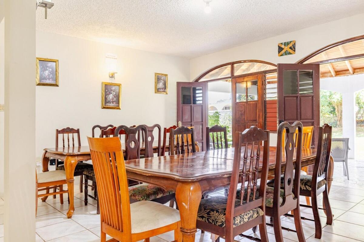 Grand - 9-bedroom Luxury Retreat With Olympic Sized Pool Villa Montego Bay