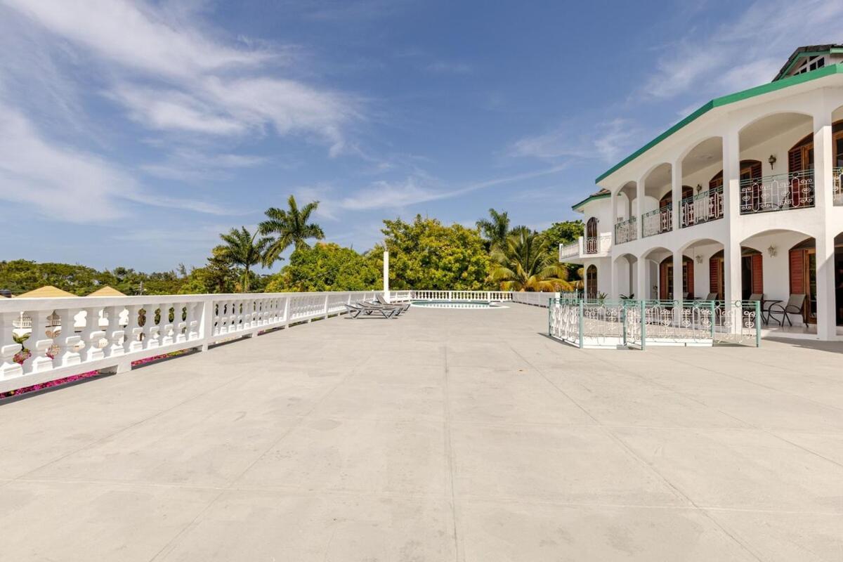 Grand - 9-bedroom Luxury Retreat With Olympic Sized Pool Villa