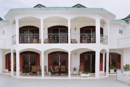 Grand - 9-bedroom Luxury Retreat With Olympic Sized Pool Montego Bay