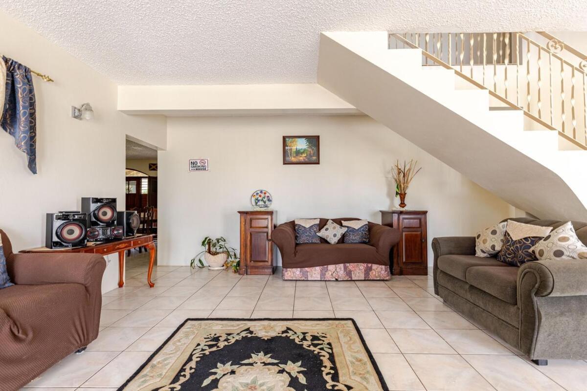 Grand - 9-bedroom Luxury Retreat With Olympic Sized Pool Villa Montego Bay