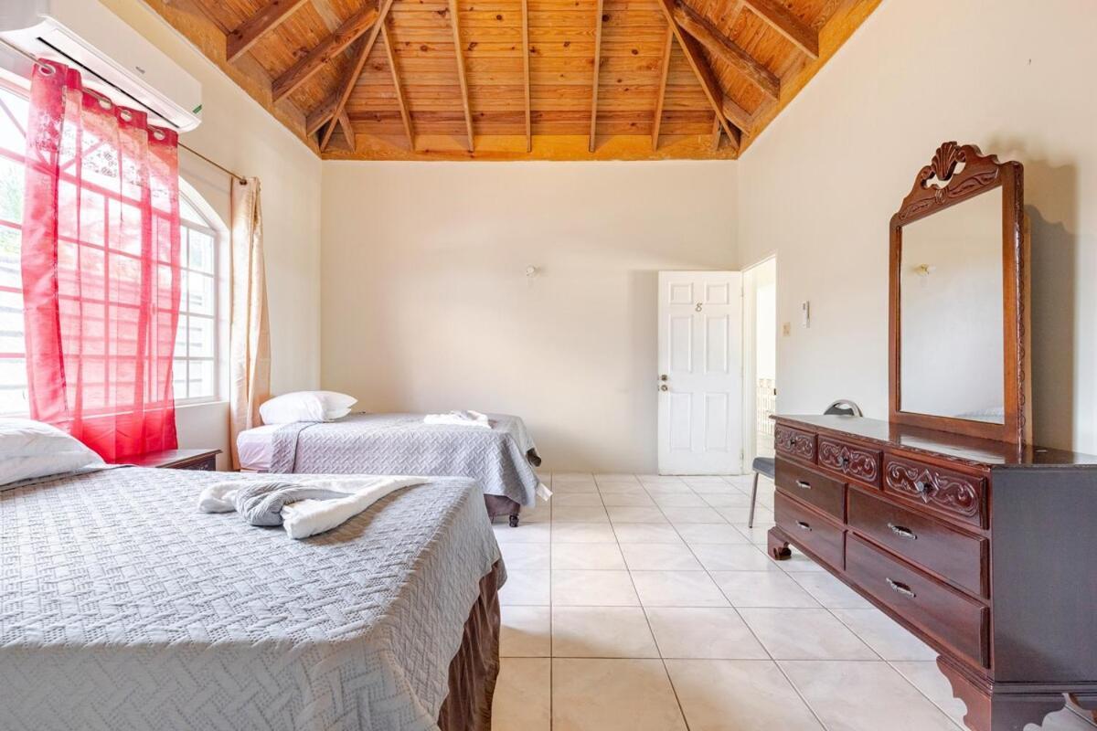 Grand - 9-bedroom Luxury Retreat With Olympic Sized Pool Villa