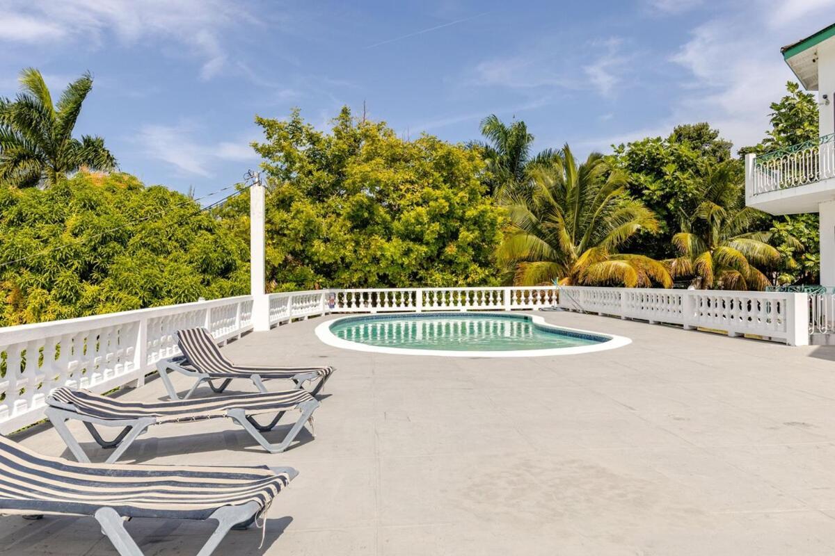 Grand - 9-bedroom Luxury Retreat With Olympic Sized Pool Montego Bay