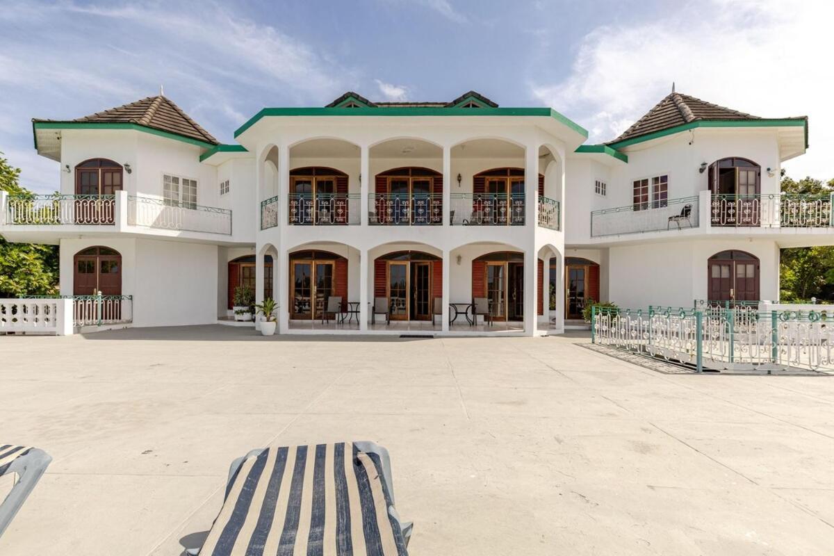Grand - 9-bedroom Luxury Retreat With Olympic Sized Pool