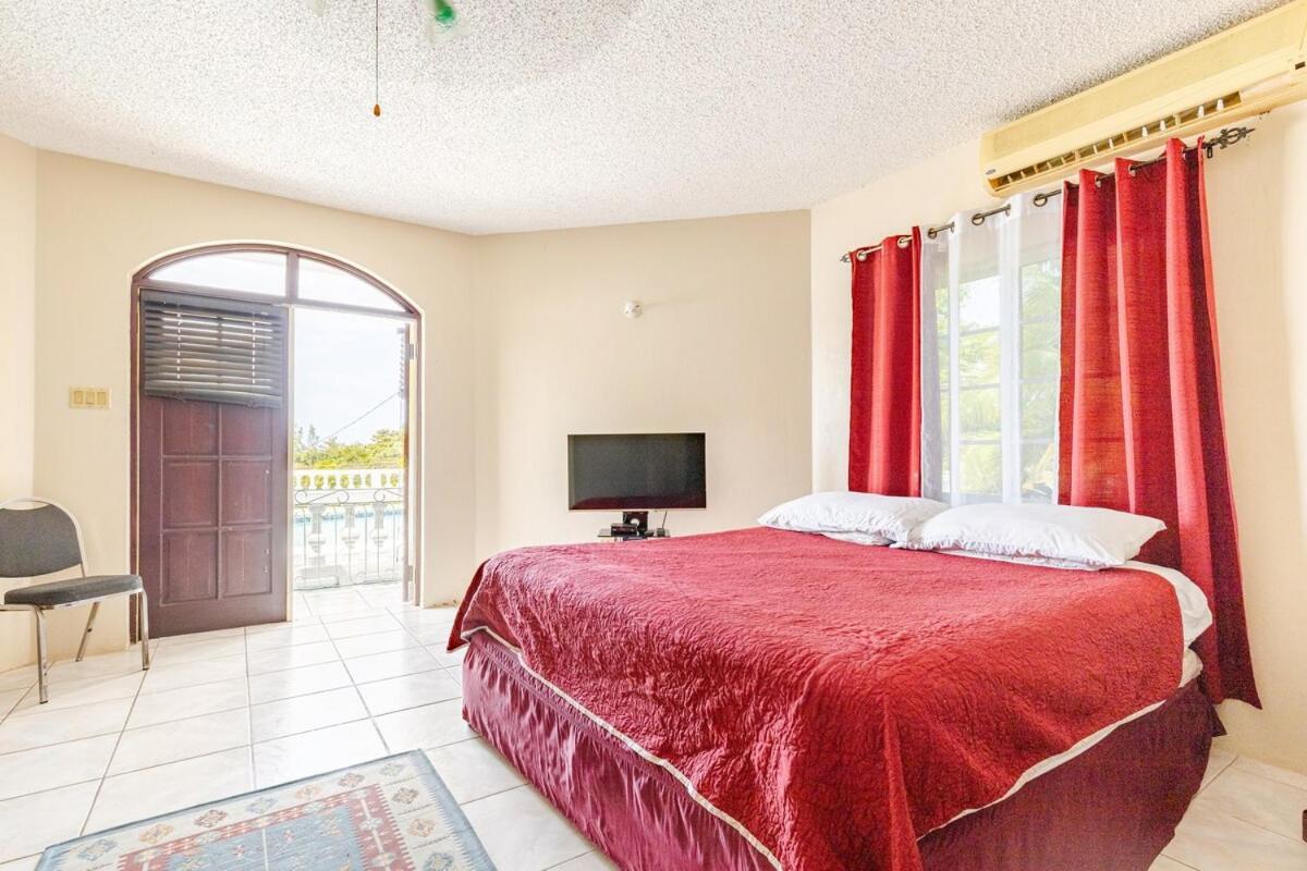 Grand - 9-bedroom Luxury Retreat With Olympic Sized Pool Villa Montego Bay