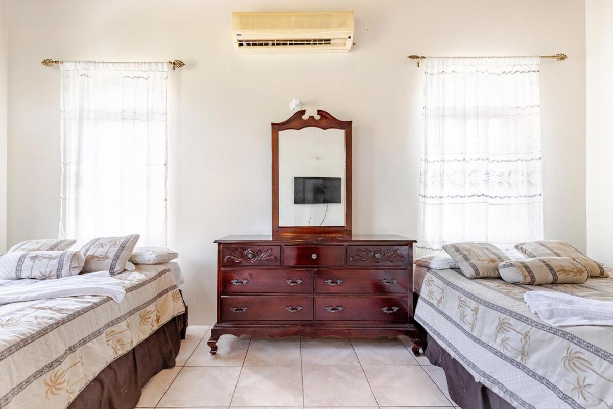 Grand - 9-bedroom Luxury Retreat With Olympic Sized Pool Montego Bay