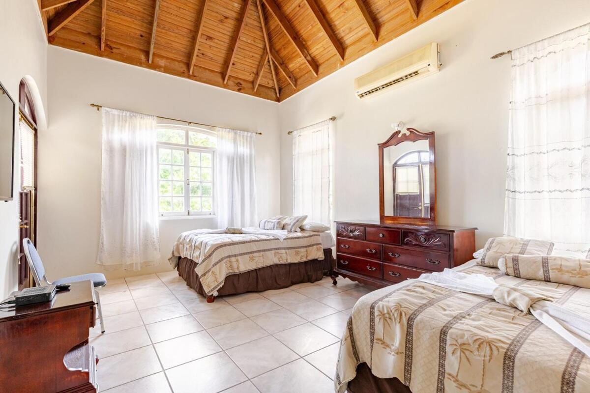 Grand - 9-bedroom Luxury Retreat With Olympic Sized Pool * Montego Bay