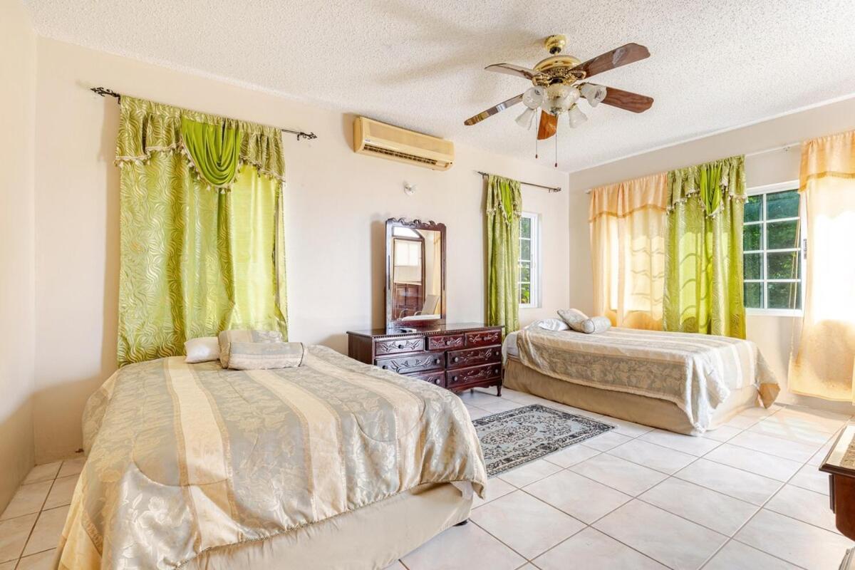 Grand - 9-bedroom Luxury Retreat With Olympic Sized Pool Villa *