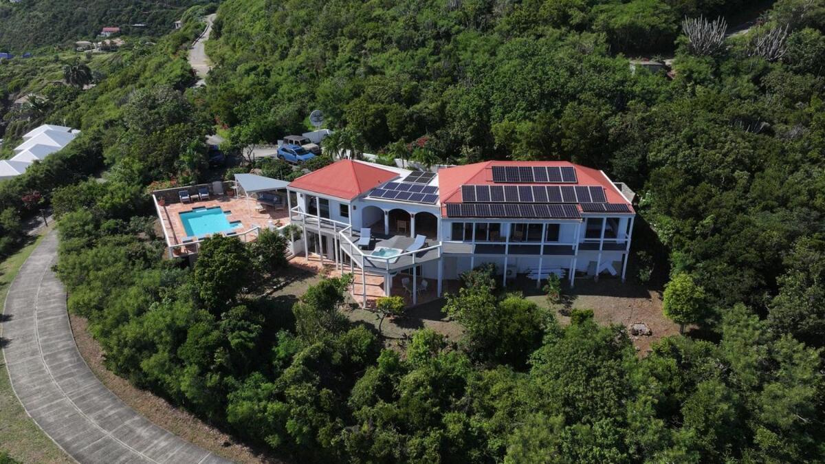 Stunning Pool And Hot Tub With Big Views *