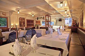 Le Phare Bleu Boutique And Marina