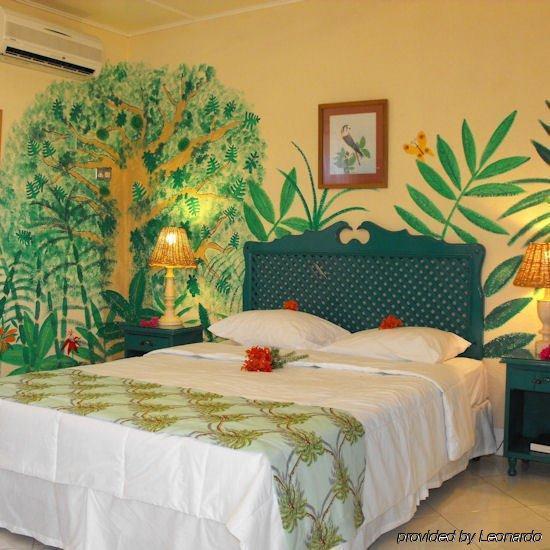 Bar-b-barn Beach Hotel