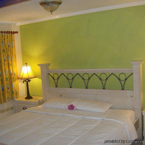Bar-b-barn Beach Hotel 2*