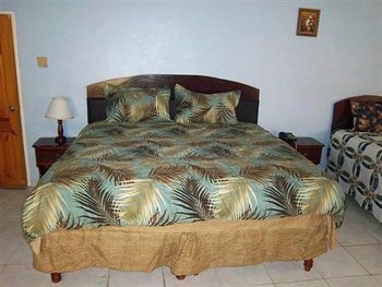 Tropical Court Hotel