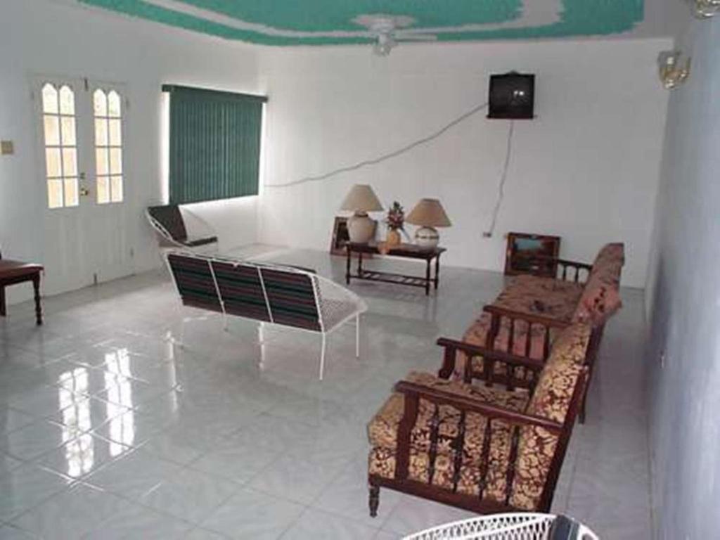 Willowgate Hotel *