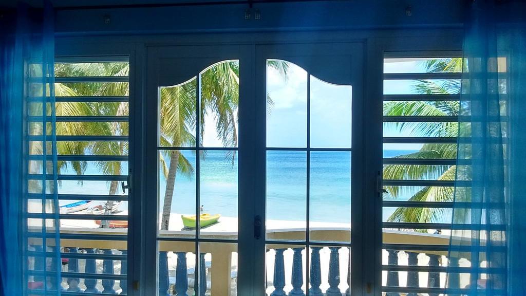 Rompeolas Beach House * Aguadilla
