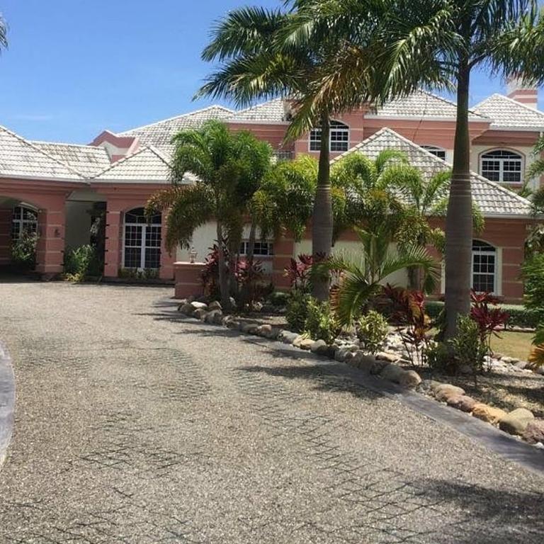 Dora Mae Villa Ocho Rios