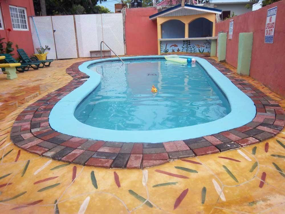Tropical Court Hotel