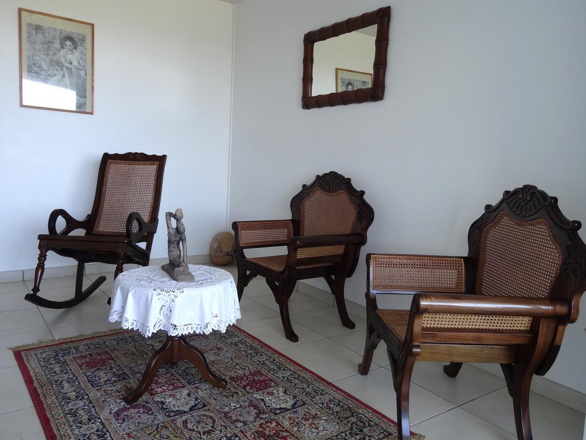 6 Suites Piscine Et Plage Pointe Faula Bed & Breakfast