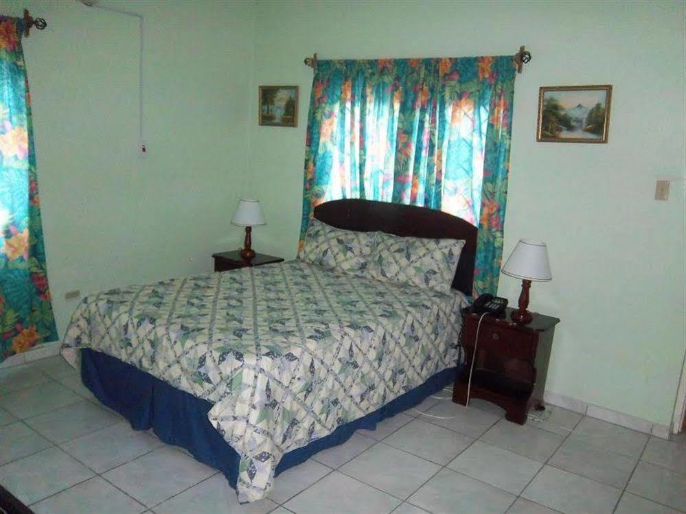Tropical Court 3* Montego Bay