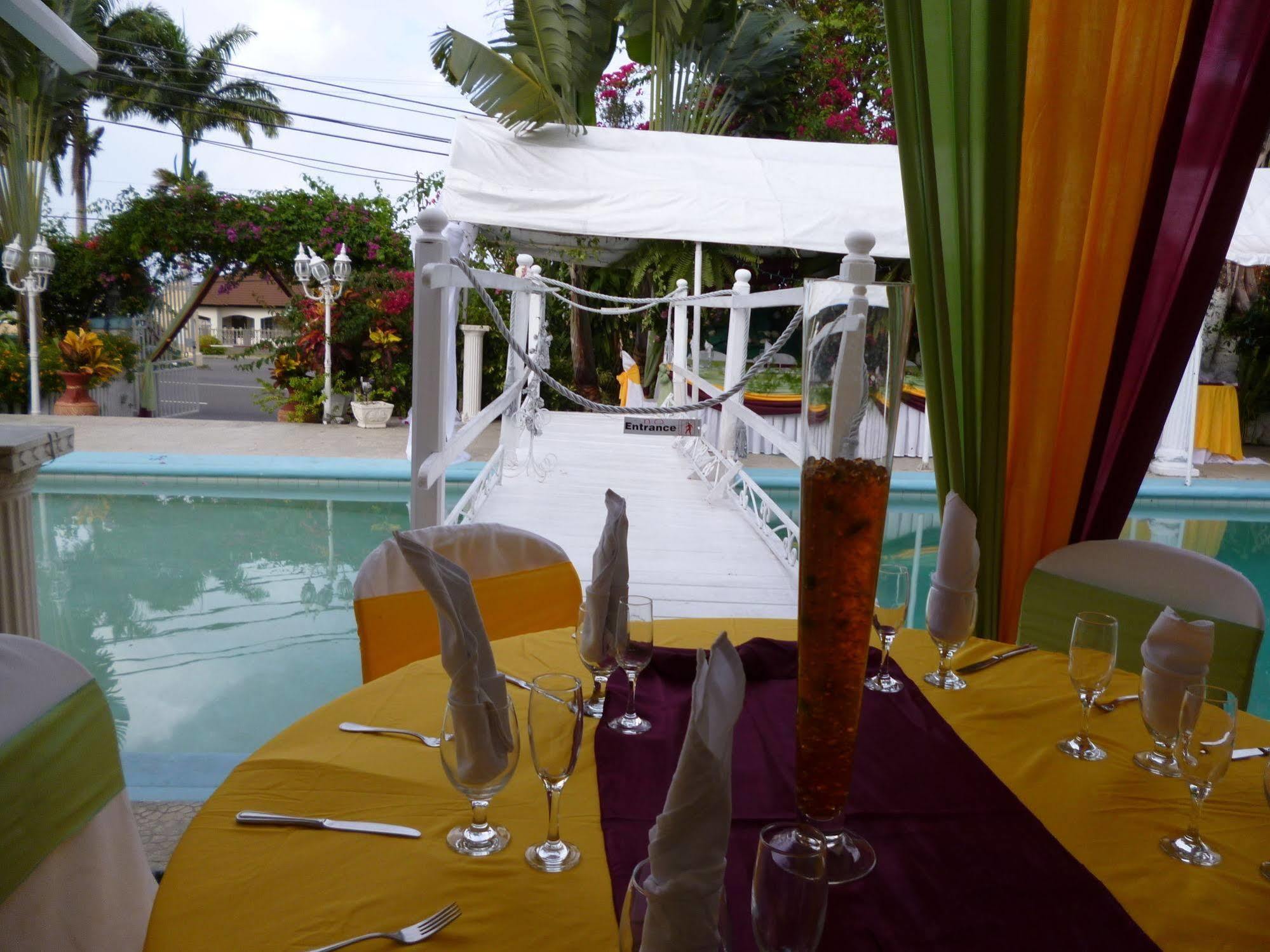 Hunters Rest Lodge *