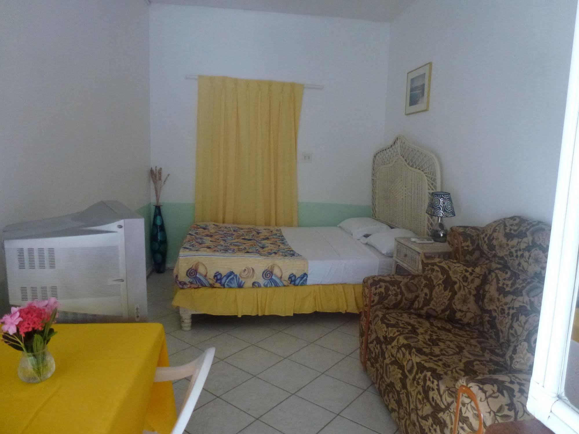 La Galleria Bed & Breakfast Five Islands Village