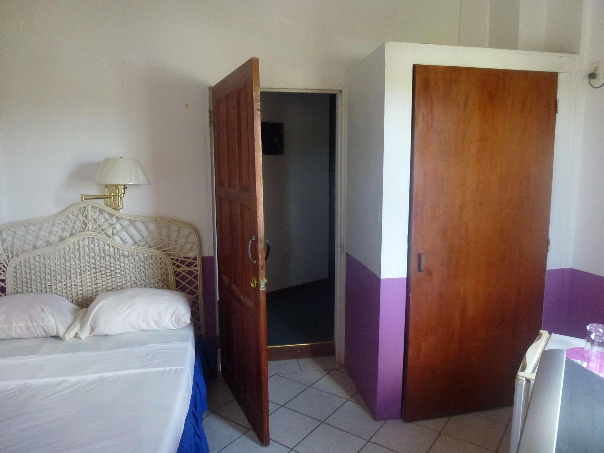 La Galleria Bed & Breakfast Five Islands Village