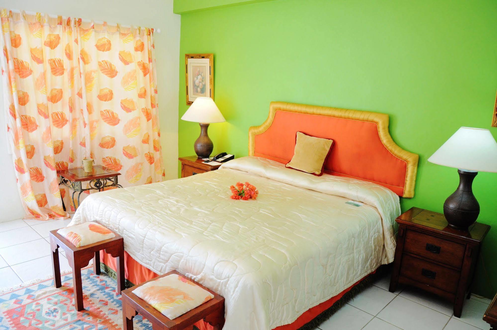 Hotel Beachcombers