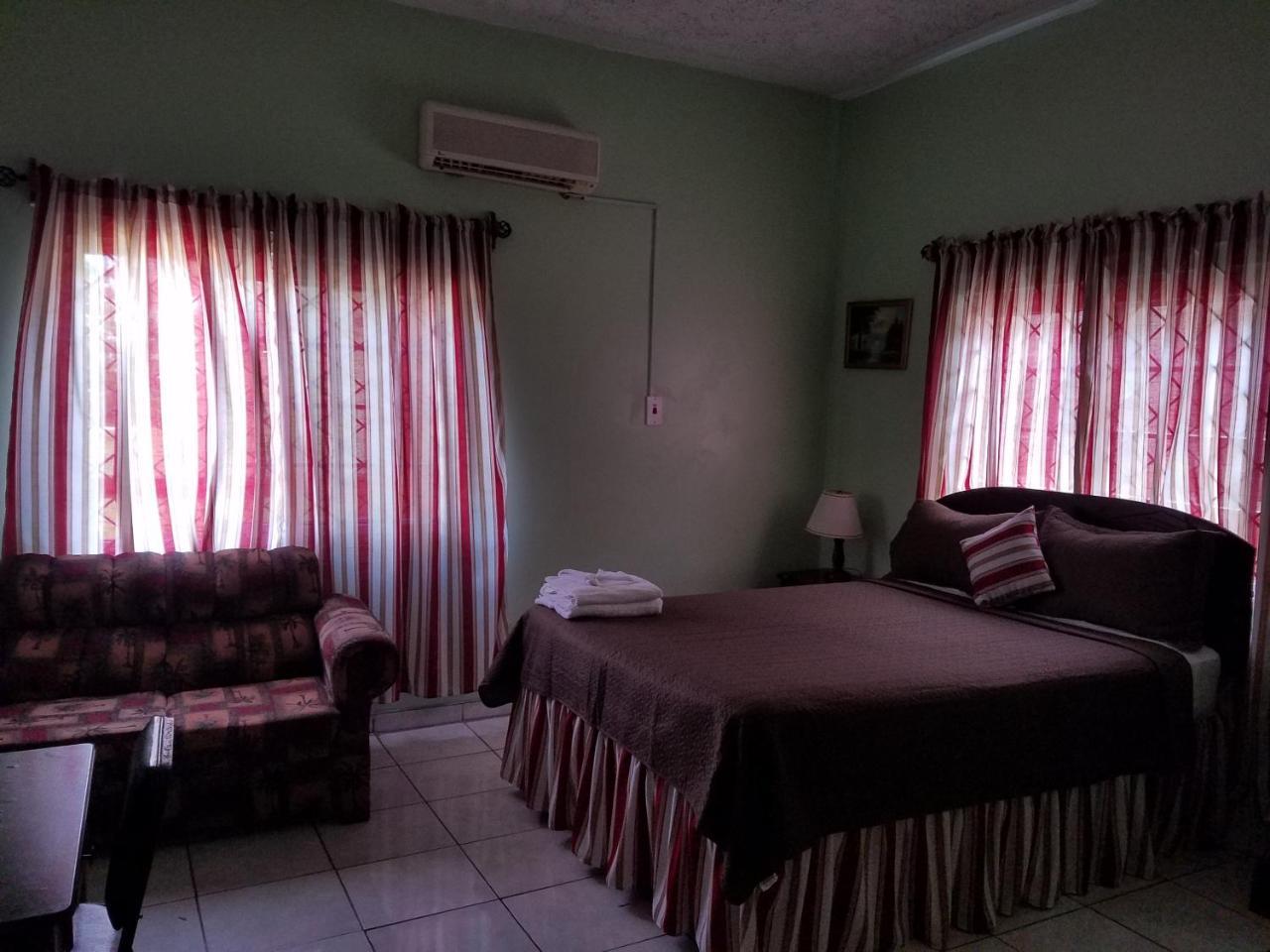 Hotel Tropical Court