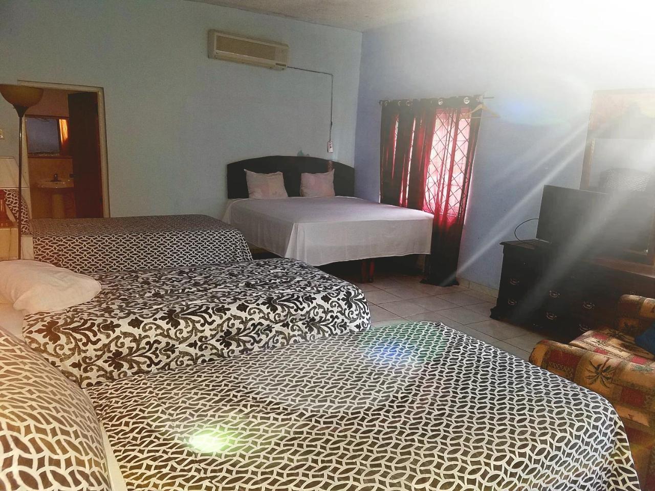 Hotel Tropical Court