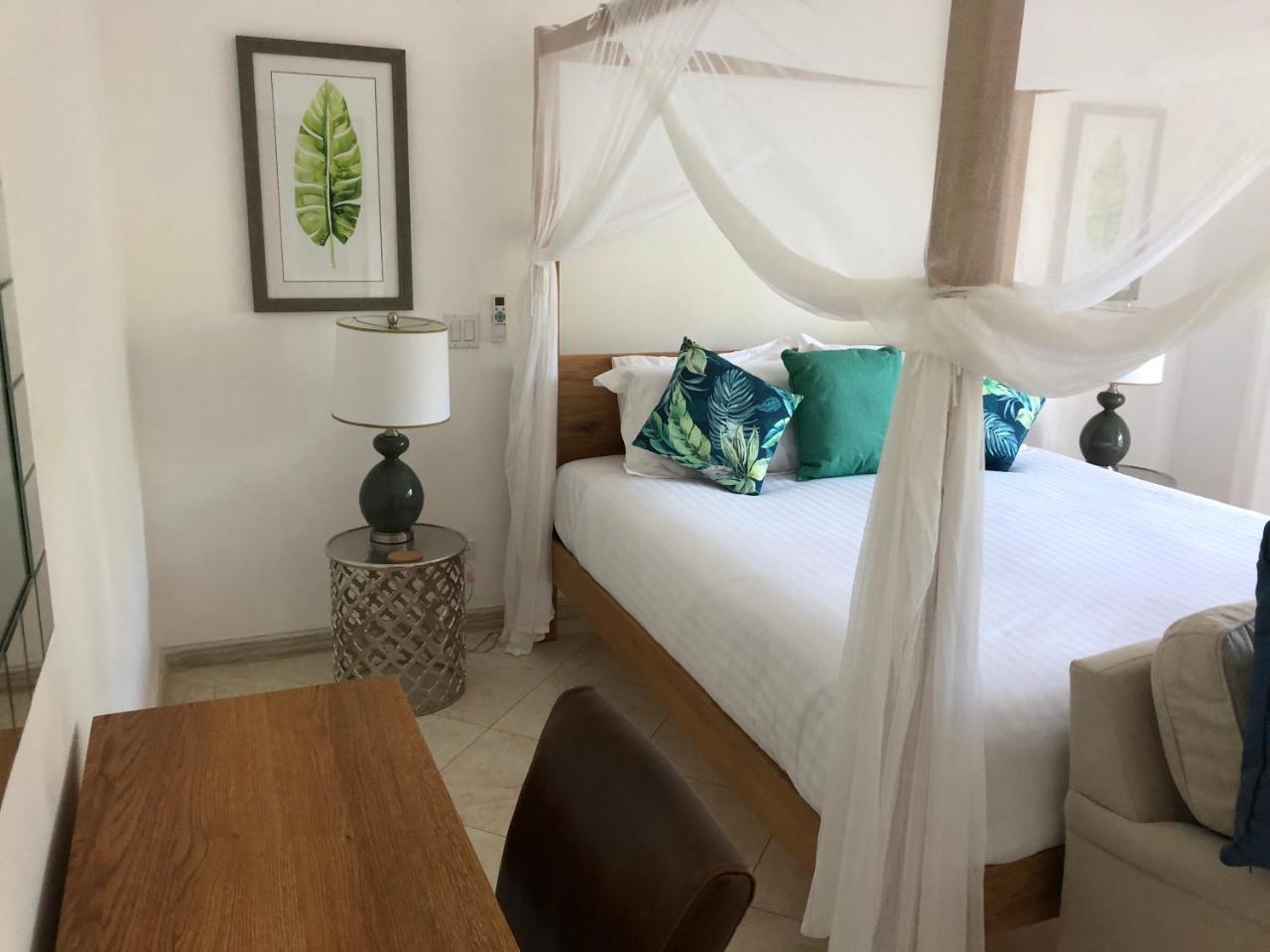 Battaleys Mews Villa *