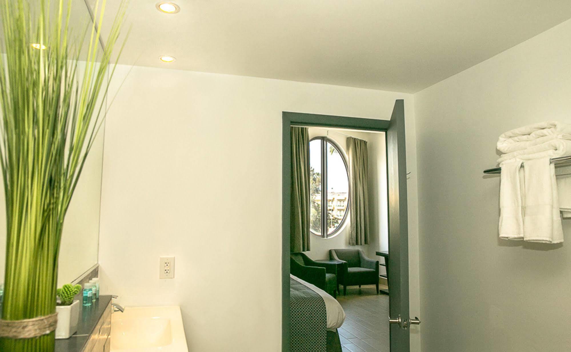 Commodore Hotel 3*