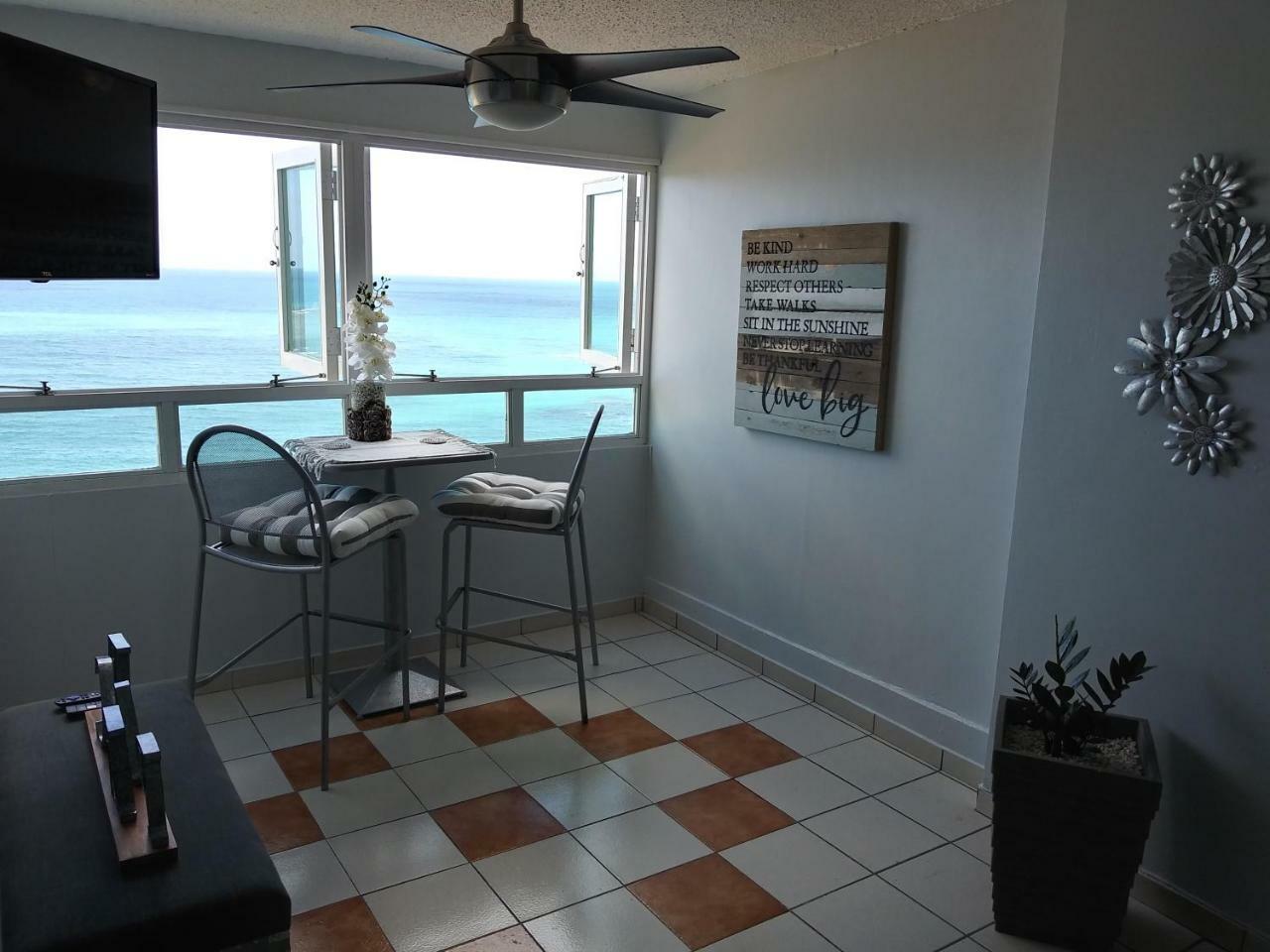 Breezy Beachfront With View Of Paradise Apartamento
