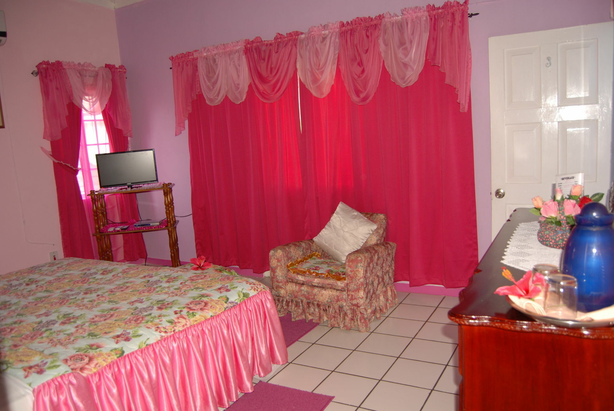 Pinkhibiscus Montego Bay