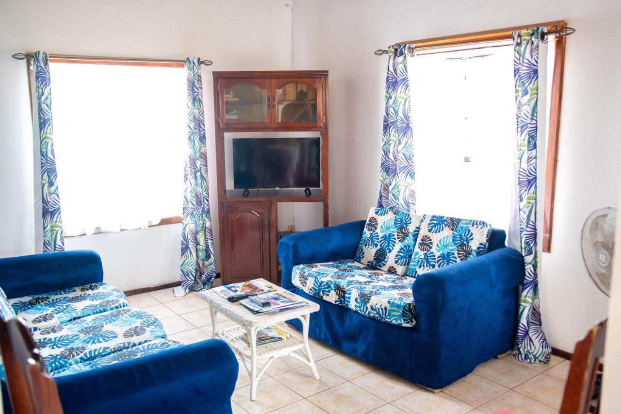 Tropical Breeze Vacation And Guest house
