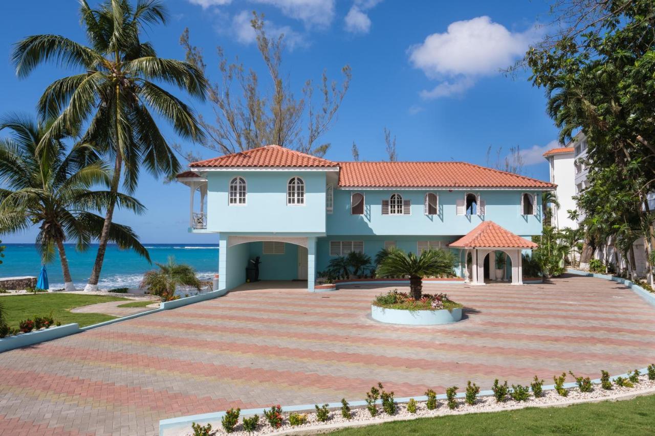 Edgewater - Front, Close To Attractions