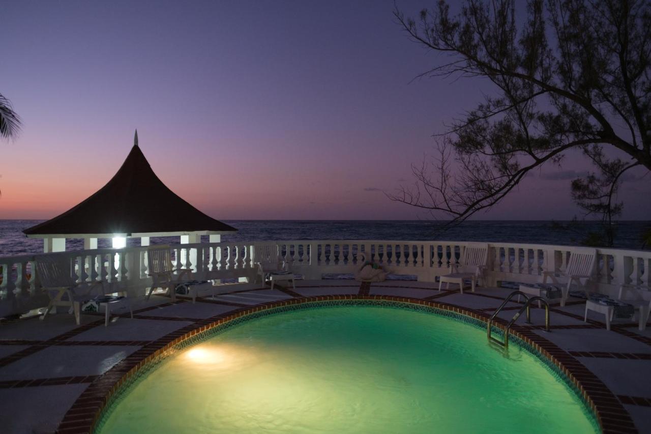 Edgewater - Front, Close To Attractions